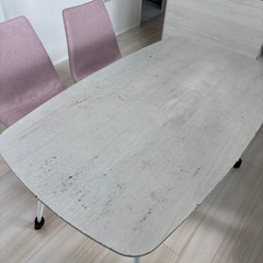 ダイニングテーブルの画像