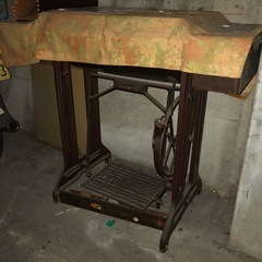 リカー製足踏みミシンの画像