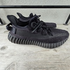 YEEZY BOOST 350 V2 "ONYX"の画像
