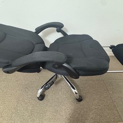  【無料】リクライニング＆オットマン付きオフィスチェア（使用感あり・引き取り限定）の画像