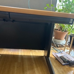 オフィス用のデスクの画像