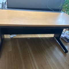 オフィス用のデスクの画像