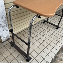 無料‼︎ニトリ　昇降式ベットテーブルの画像