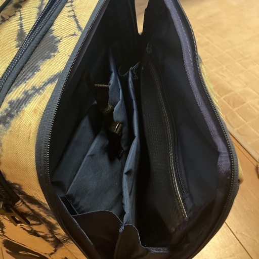BURTONのタイダイ柄キャリー