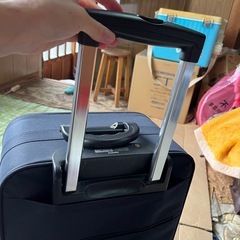 ミキコロンドンのスーツケース【伸縮ハンドルが固定されない】【鍵がない】不具合がありの画像