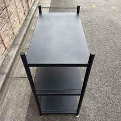 3段の金属製ラックの画像