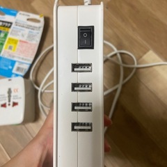 変圧器プラス。アダプターの画像