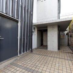 【自由が丘駅】【月約4万円】【週4日×1時間+週2日×2時間】時間指定なしのマンション清掃/未経験者可～日払い可 (自由が丘1/2)の画像