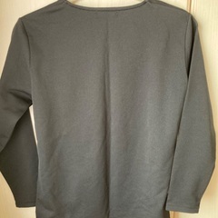 黒のカットソー　の画像