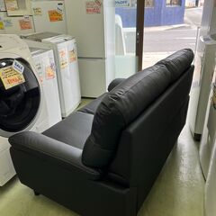 【リサイクルショップ ピカソ 小松原】🛋️🔥高級感MAX‼ 美品ソフトレザー調ブラック2人掛けソファ✨極上の座り心地×スタイリッシュデザイン💯★0795★の画像