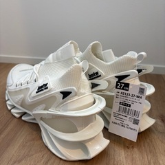 新品未使用‼️定価10.780円‼️スニーカーの画像