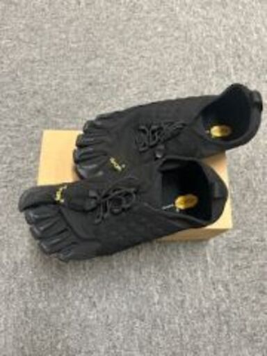 五本指デザインのTrek Ascent、アウトドアに最適なブラックシューズ。