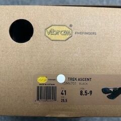 五本指デザインのTrek Ascent、アウトドアに最適なブラックシューズ。の画像
