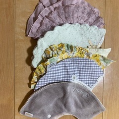 スタイ、ベビータイツ、帽子のセットの画像