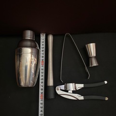 カクテルシェーカー　バーアクセサリー　ボトル付きの画像