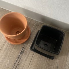 未使用の鉢2つの画像