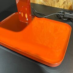 G17【展示品】FLOS PIANI フロス ピアーニ レッド トレー 卓上 スタンドライト LED イタリア モダン 差し色 インテリアの画像