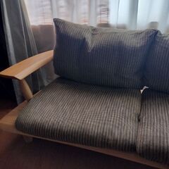 ウッドフレームのナチュラルソファの画像