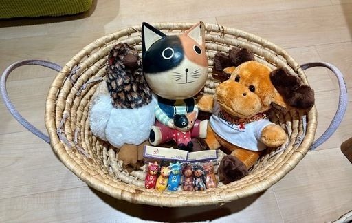 大きな瞳と丸みのある姿が可愛い木製のネコの置物(バリ島で購入)とぬいぐるみ