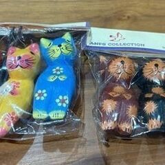 大きな瞳と丸みのある姿が可愛い木製のネコの置物(バリ島で購入)とぬいぐるみの画像
