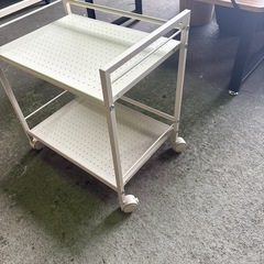話し中キャスター付き棚の画像
