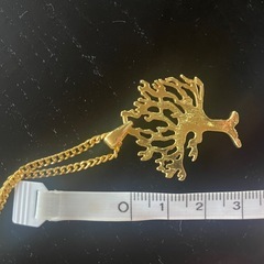 木のデザイン ネックレス 金色の画像