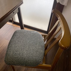 ダイニングテーブルと椅子の画像