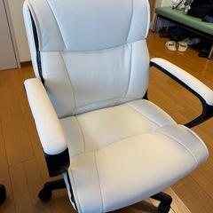 【白レザー調オフィスチェア 4脚セット】の画像