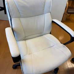 【白レザー調オフィスチェア 4脚セット】の画像