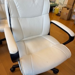 【白レザー調オフィスチェア 4脚セット】の画像