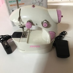 小さいミシンの画像