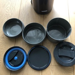 サーモス保温弁当箱とプラスティック弁当箱の画像