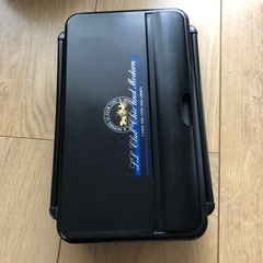 サーモス保温弁当箱とプラスティック弁当箱の画像