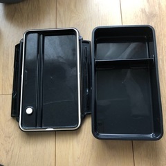 サーモス保温弁当箱とプラスティック弁当箱の画像