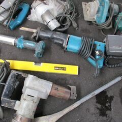 ジャンク品 マキタ 日立 電動工具などまとめて23点セット インパクトドライバー ハンマードリル ベルトサンダー  グラインダ バッテリー ほかの画像