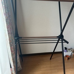 座いすと洗濯物干しの画像