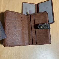 中古　正規品ルイビィトン二つ折り財布　付属品ケース付きの画像
