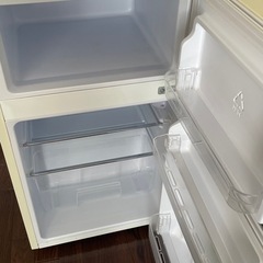 一人暮らし向け レトロ冷蔵庫 81L PRR082Dの画像