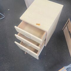 リサイクルショップどりーむ荒田店　No5005 袖机　キャスター付き　三段収納の画像