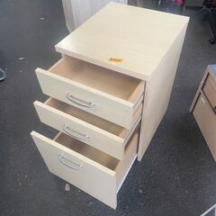 リサイクルショップどりーむ荒田店　No5005 袖机　キャスター付き　三段収納の画像