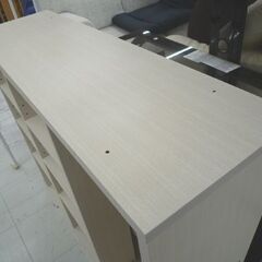 ① スライド式本棚 幅100cm 木目調 アイボリー系 書棚 本棚 コミックラック ブックシェルフ 収納棚 収納家具 苫小牧西店の画像