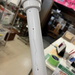 ロ2510-508  物干し つっぱり棒 ２本 長さ調節可能 バラ売り不可 キズ 汚れありの画像
