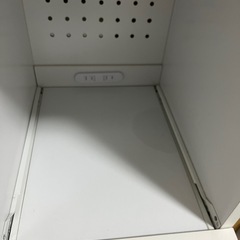 木製の白い棚※目立つ油汚れありの画像
