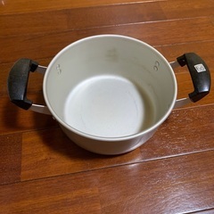 鍋、水切りカゴ、蒸し用のザルの画像