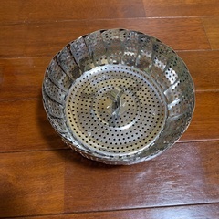 鍋、水切りカゴ、蒸し用のザルの画像