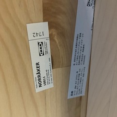 テーブル と イス2脚 と 長イスの画像