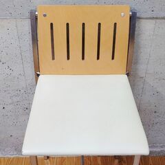 ② カウンターチェア 業務用家具 ハイチェア 背もたれ付き 白系 ホワイト系 座面 クッション座面 スチール脚 1客 椅子 インテリアの画像