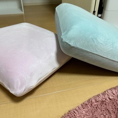 クッション ピンク 青の画像