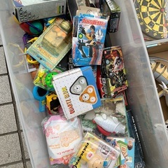 引き取り決まりました、多数の問い合わせありがとうございました　家の片付けおもちゃ色々の画像