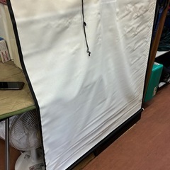 Fujibo・プロジェクタースクリーン・映画スクリーン・壁掛け用 ※壁掛け用の紐がついていた金具部分が一部取れてます。の画像